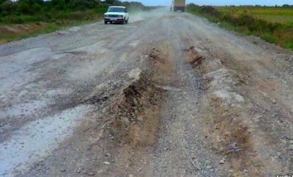 “Bu yollar maşınlarımıza da, özümüzə də qənim kəsilib”