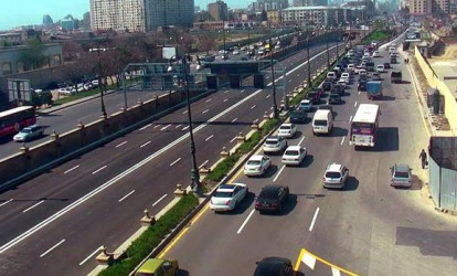 Heydər Əliyev prospektinin köməkçi hissəsi təmir olunur