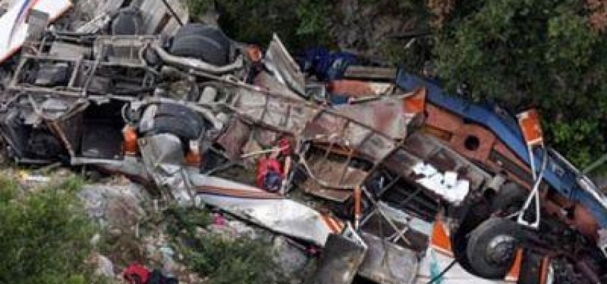 Avtobus dərəyə aşdı: 17 ölü, 28 yaralı