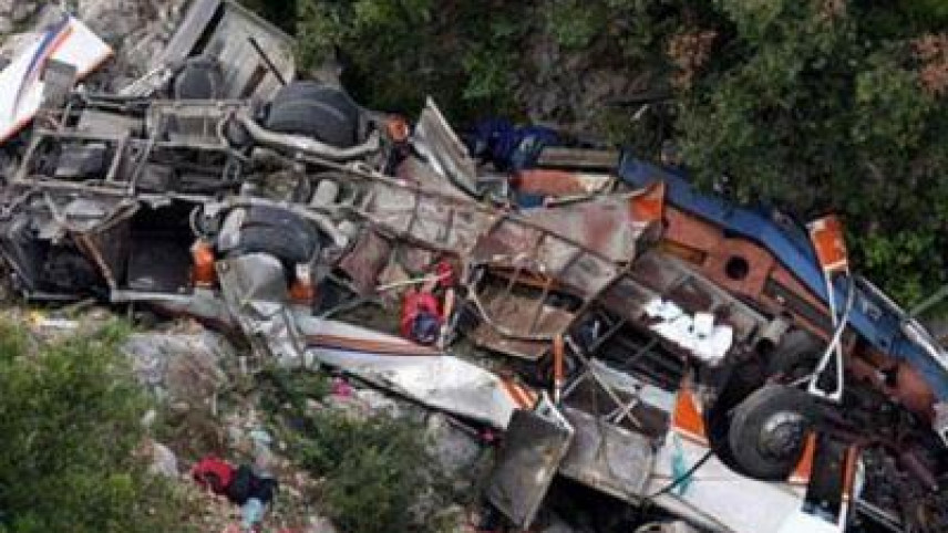 Avtobus dərəyə aşdı: 17 ölü, 28 yaralı