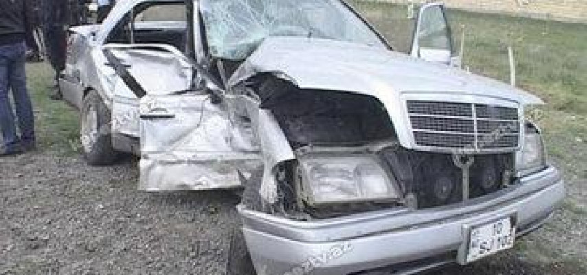 "Mercedes"in önünə çıxdı, əzildi: 2 yaralı
