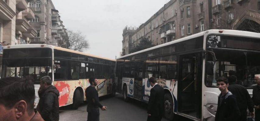 Yarışan avtobuslar toqquşdu: Yaralılar var