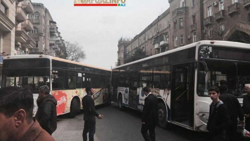 Yarışan avtobuslar toqquşdu: Yaralılar var