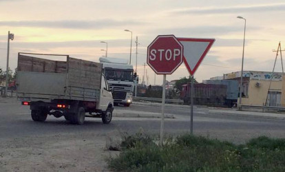 Azərbaycanda DYP-nin «şedevr» yol nişanı