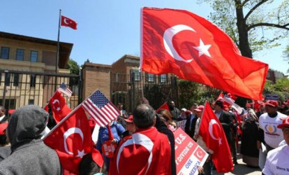 Ermənilər maşınına Türk bayrağı asan azərbaycanlıya hücum etdi