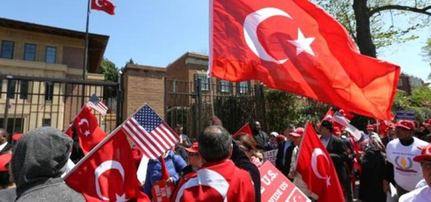 Ermənilər maşınına Türk bayrağı asan azərbaycanlıya hücum etdi