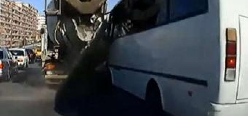 Avtobus betonqarışdıran maşına belı çırpıldı - QƏZADAN VİDEO