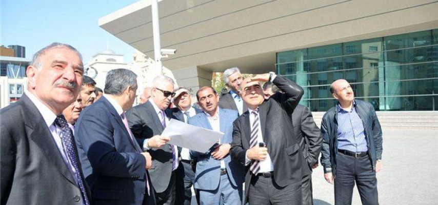 Dəmir Yollarının sədri vağzalda