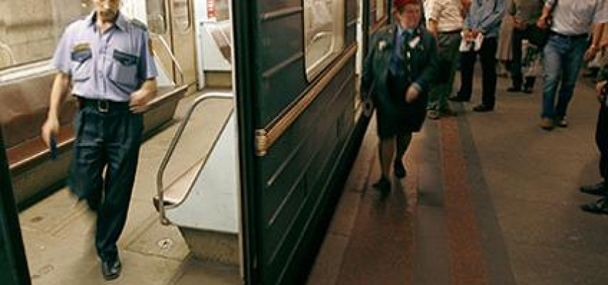 Metroda qatar sərnişini sürüdü