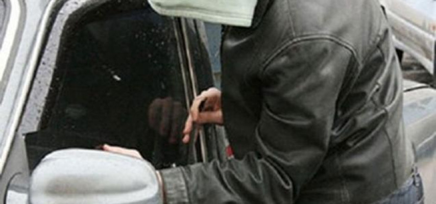 Səfirliyin maşınına hücum edildi
