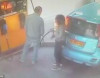 Kişidən siqaret ala bilməyən qadın maşını yandırdı