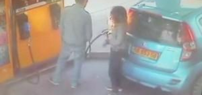 Kişidən siqaret ala bilməyən qadın maşını yandırdı