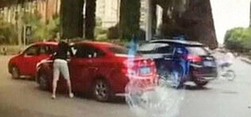 Qadını maşından çıxarıb vəhşicəsinə təpiklədi