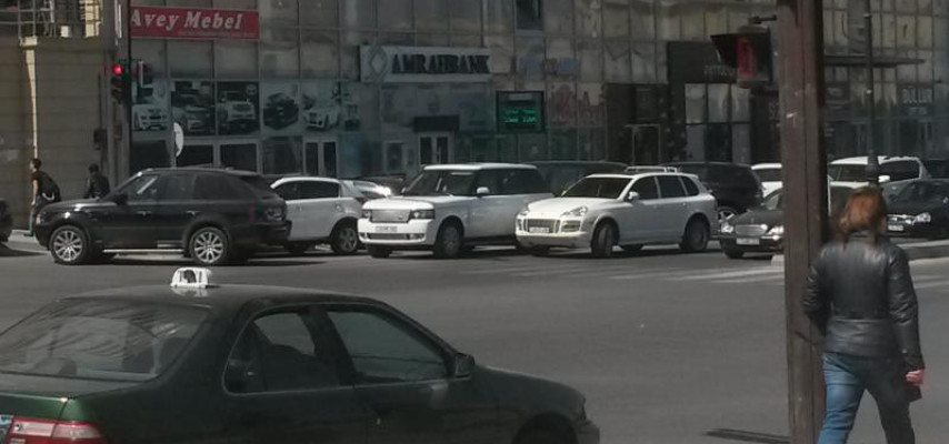 Avtosalonun maşınları yolu belə kəsir – «Yolu almışıq» - ÖZBAŞINALIQ