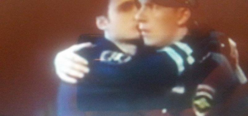Silahlı sürücü yol polislərini bir-biri ilə qucaqlaşdırıb öpüşdürdü