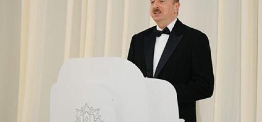 Prezident 100 yaşlı veterana maşın hədiyyə etdi