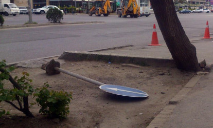 Bakıda yerlə sürünən yol nişanı