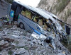 Avtobus uçuruma yuvarlandı: 30 ölü