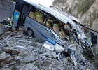Avtobus uçuruma yuvarlandı: 30 ölü