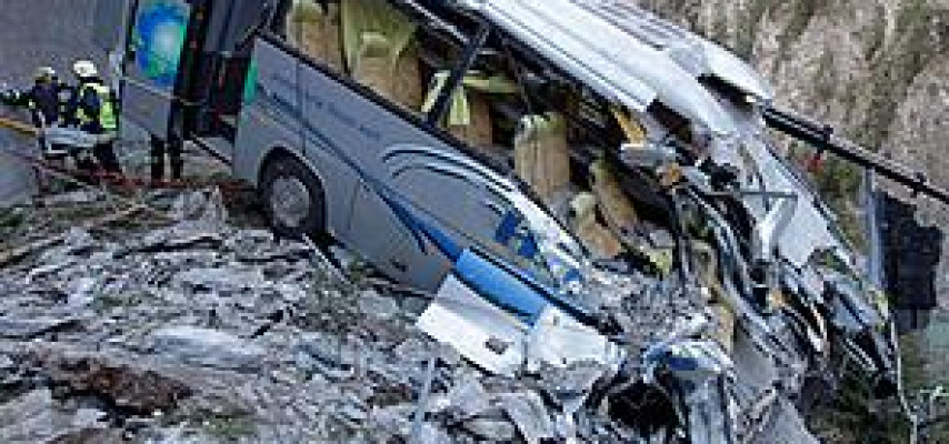 Avtobus uçuruma yuvarlandı: 30 ölü