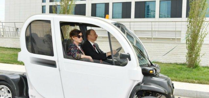 İlham Əliyev bulvarda sükan arxasında