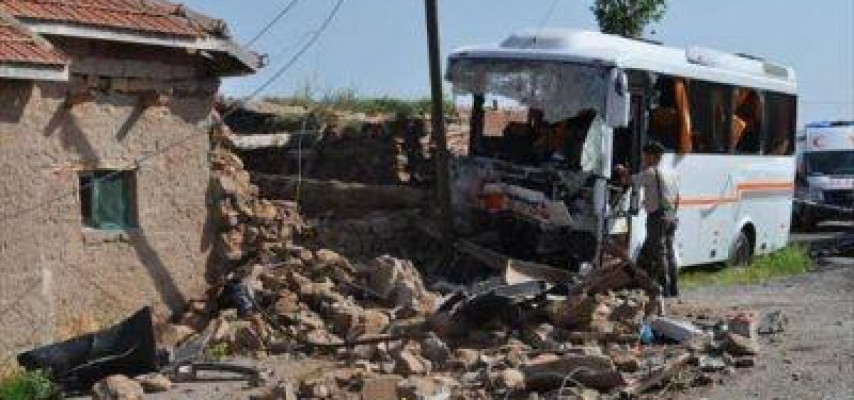 Dəhşətli avtobus qəzası: 1 ölü 15 yaralı