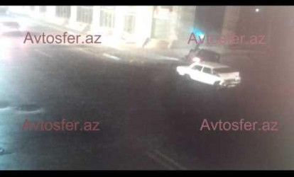 «07» «Mersedes»lə yarışa çıxdı; qəza törədib svetofora girdi