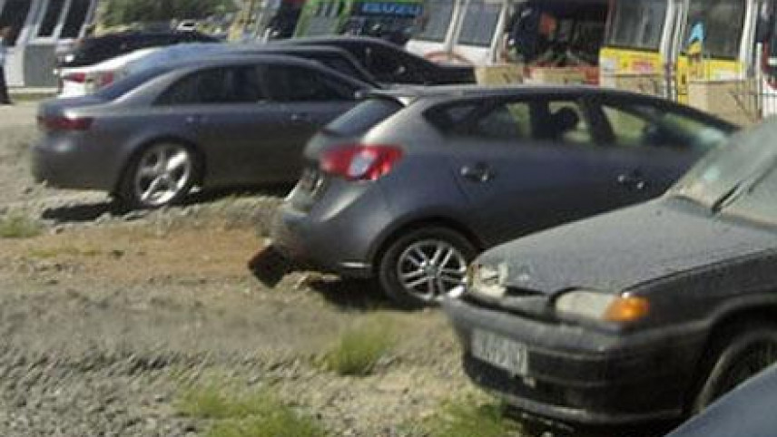 Cəriməsi olanlar oxusun; Yol polisi maşınları cərimə meydançasına yığır
