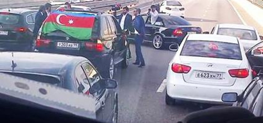 Azərbaycanlıların toy karvanı Moskvada yol bağladı