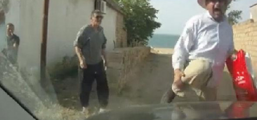 Bakıda sürücüyə qarşı təxribat; piyada onu şərlədi