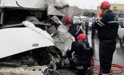 Azərbaycanda mikroavtobus aşdı