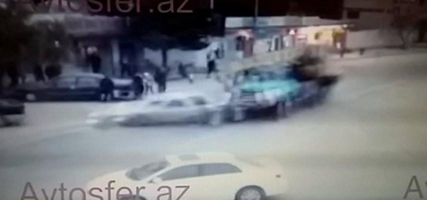 Bakıda əyləci qırılan kran görün nələr etdi – Dəhşətli qəzadan VİDEO