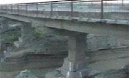 Yük maşınları magistral yoldakı körpünü qəzalı vəziyyətə saldılar