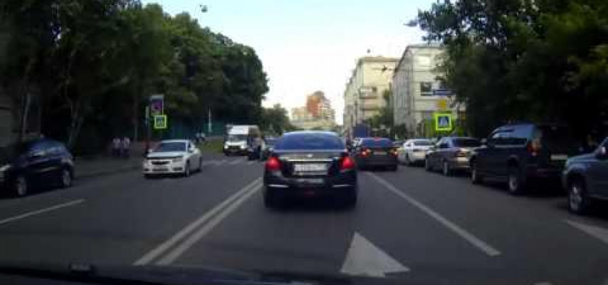Keçiddə piyadaya yol verməyən sürücünü döydülər