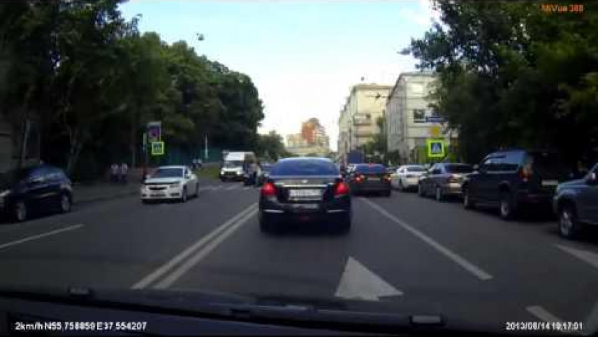 Keçiddə piyadaya yol verməyən sürücünü döydülər