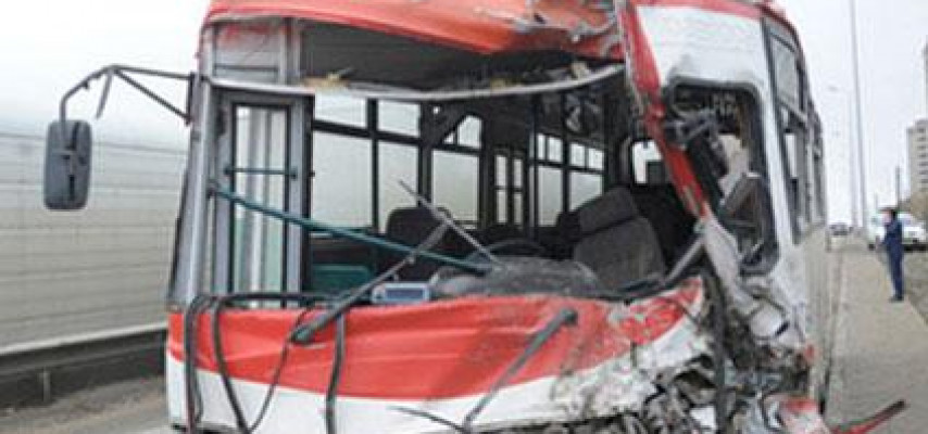 Bakıda iki avtobus toqquşdu: yaralılar var