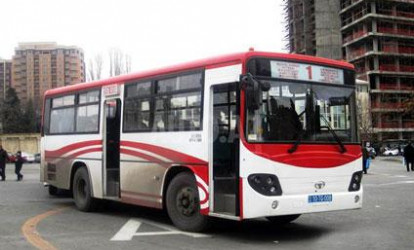 Bağlanan və yolu dəyişən avtobuslar