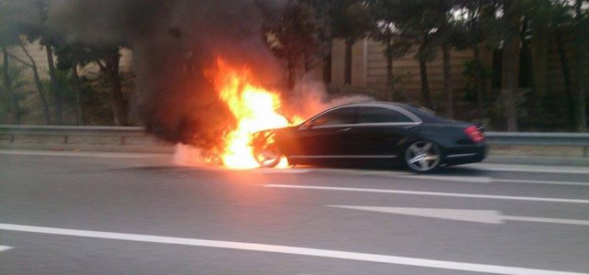 Bakıda “Mercedes-S Klass” belə yandı