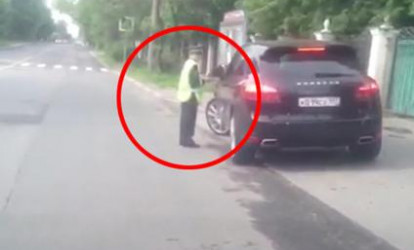 Uşaq yol polisi formasında "Porsche"ni saxlatdırdı