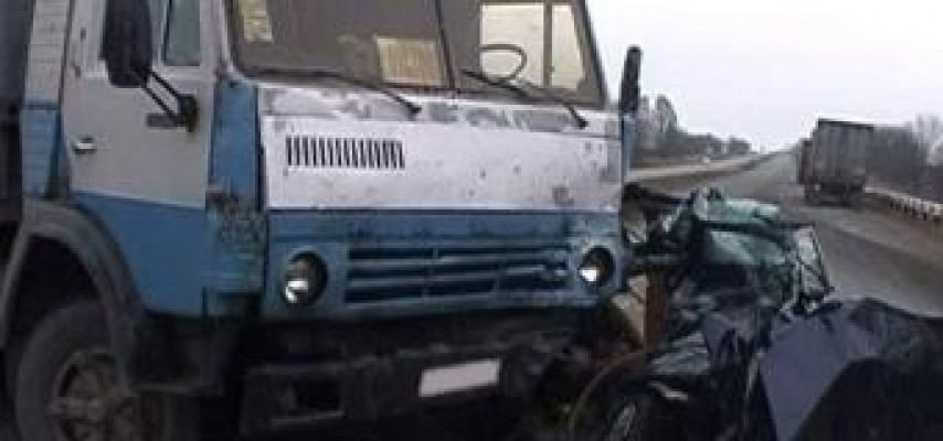 Salyanda “Kamaz”la “Mercedes” toqquşdu, bacı-qardış öldü