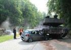 Bu da oldu; avtomobil tankla toqquşdu