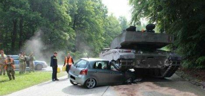 Bu da oldu; avtomobil tankla toqquşdu