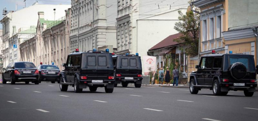 Sərxoş polislər prezidentin kortejini atəşə tutdu