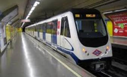 Metroda ayaqlarını aralayıb oturanlar cərimələnəcək