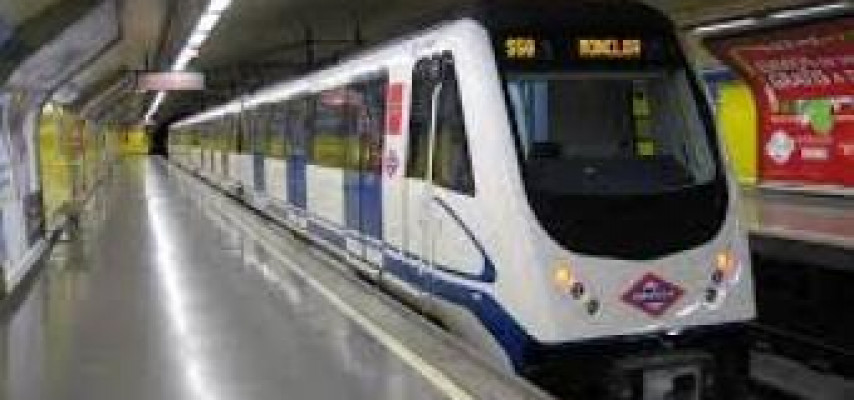 Metroda ayaqlarını aralayıb oturanlar cərimələnəcək