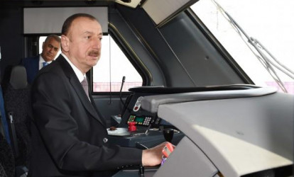 Prezident ikimərtəbəli qatar sürdü