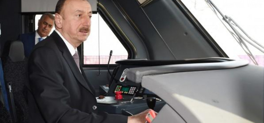 Prezident ikimərtəbəli qatar sürdü