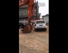 Ekskavator bahalı maşınları əzib özünə yol açdı