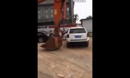 Ekskavator bahalı maşınları əzib özünə yol açdı