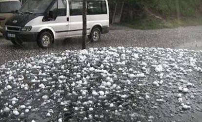 Azərbaycanda yağan güclü dolu maşınlara ziyan vurdu